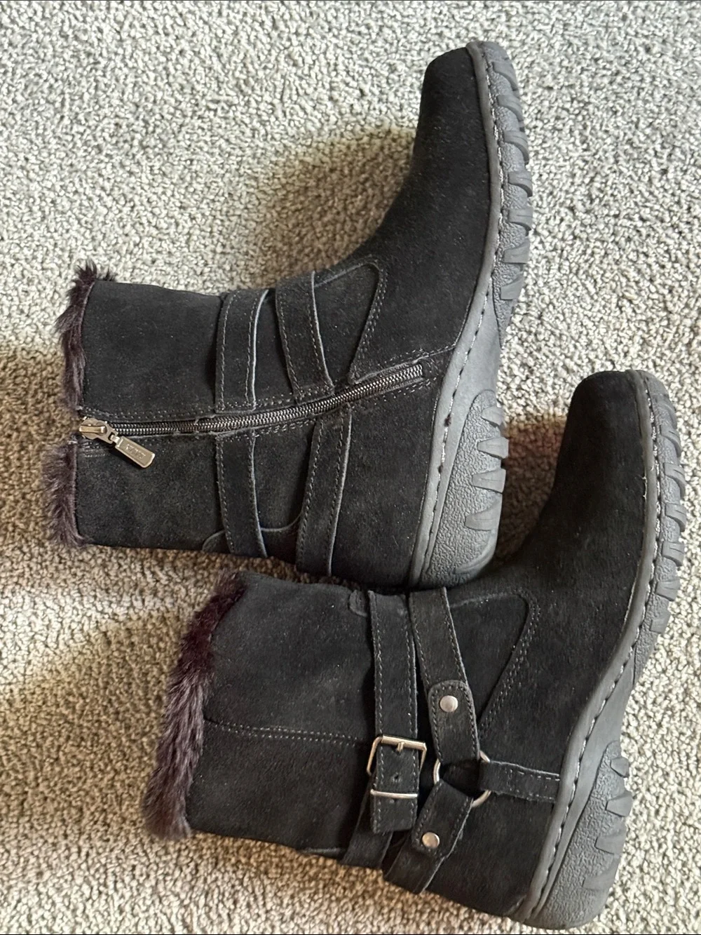 Khombu Black Suede Boots w/Faux-Fur. Side Zippers & Buckle Details. Size 9